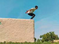 开云体育-跑酷选手在比赛中展现惊险动作夺冠