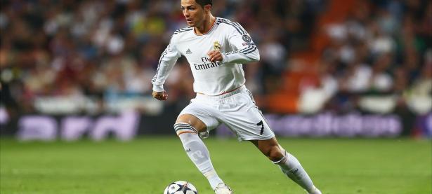 开云APP-鏖战雅典夜，伊布破纪录之光与切尔西铁血之魂