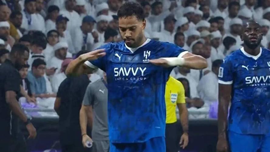 足球比赛中出现精彩绝伦的一幕,球员表现出色 足球比赛中出现精彩绝伦的一幕,球员表现出色