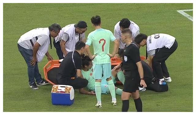 足球比赛中出现精彩绝伦的一幕,球员表现出色 足球比赛中出现精彩绝伦的一幕,球员表现出色