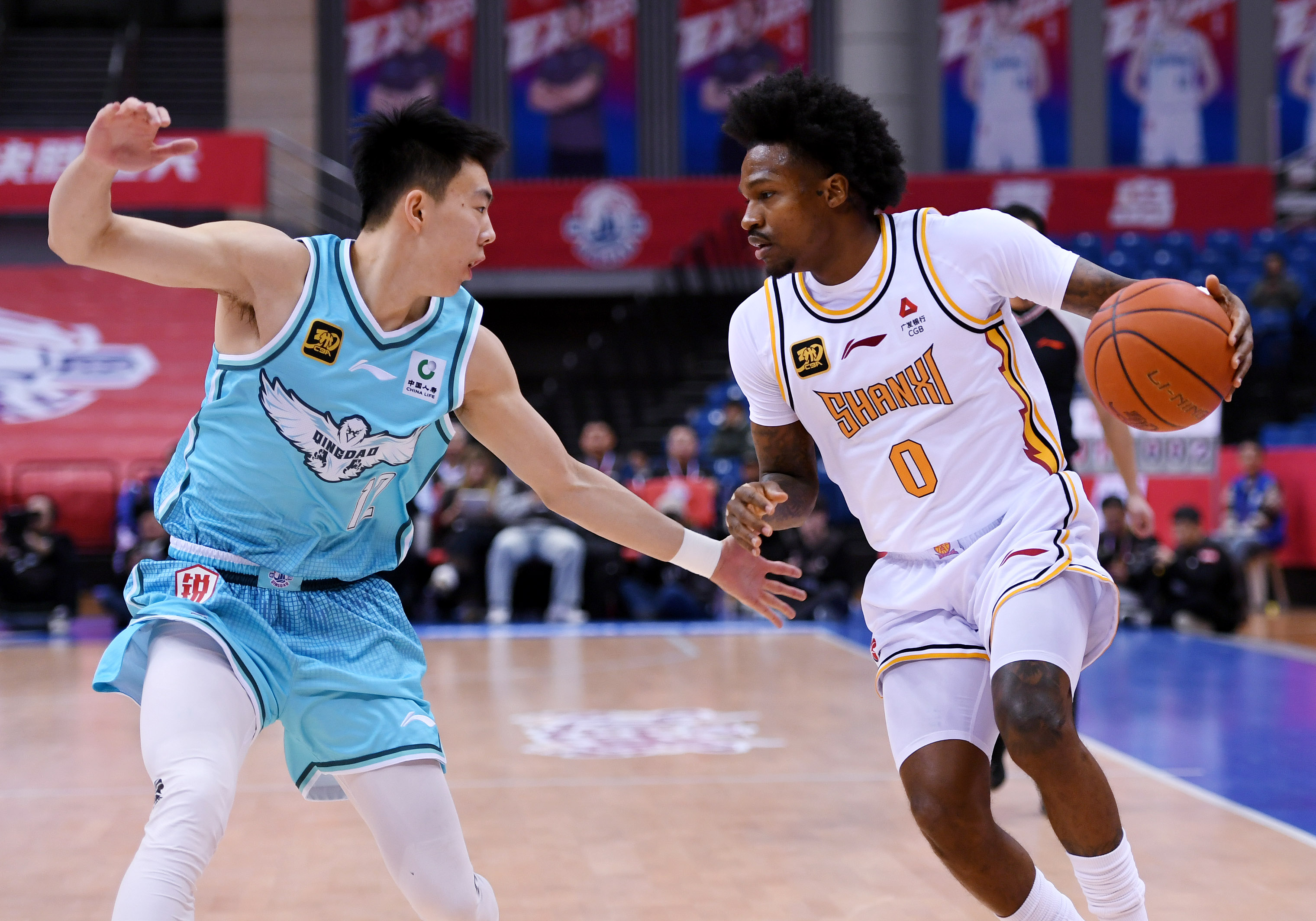 双方队员在场上短兵相接,比赛火药味十足的简单介绍 双方队员在场上短兵相接,比赛火药味十足的简单介绍