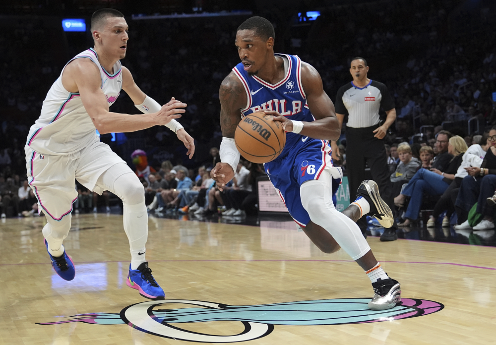 黄蜂惊险取胜，拉文领衔球队联手逆转对手的简单介绍