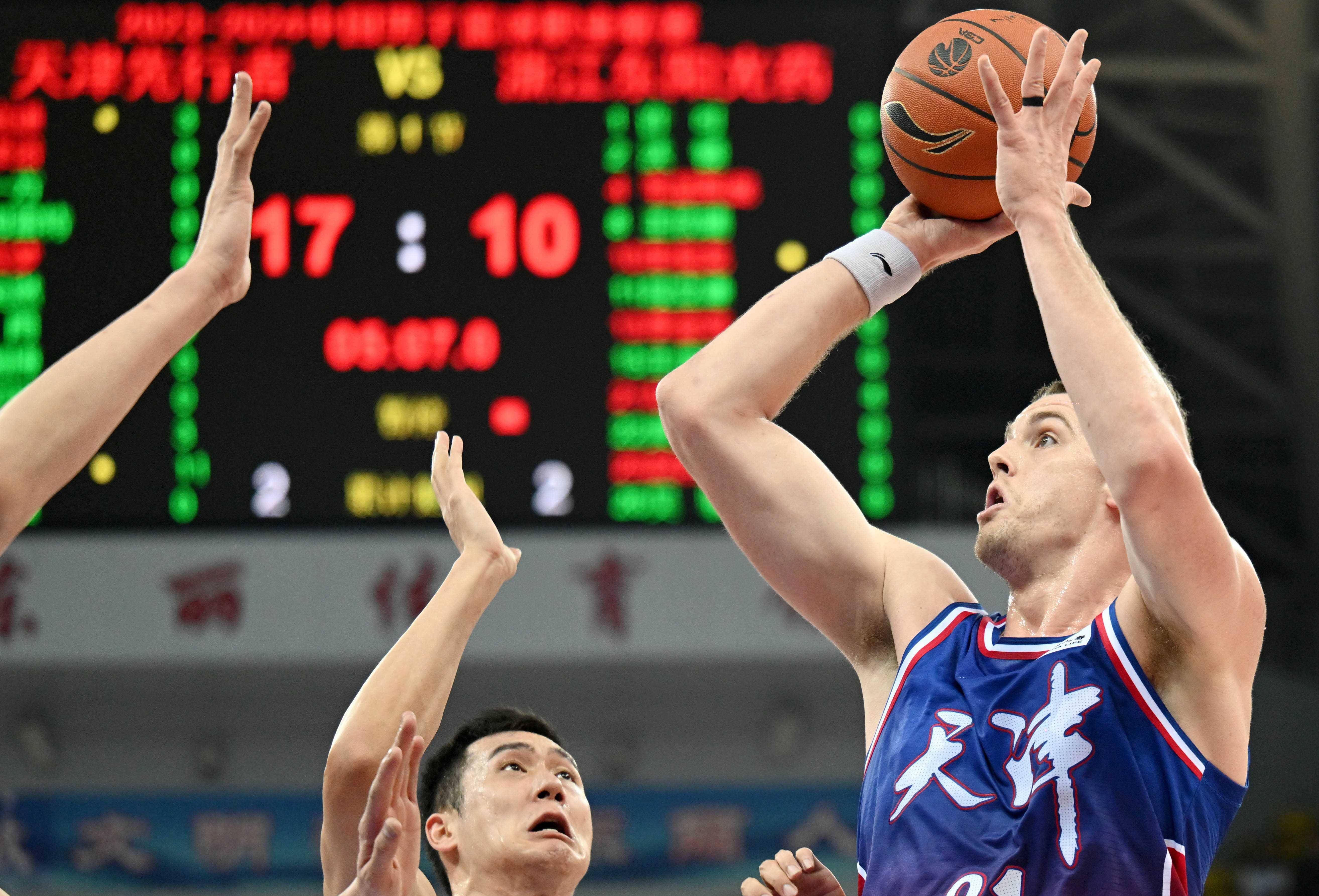 球员在最新篮球比赛中获得关键胜利