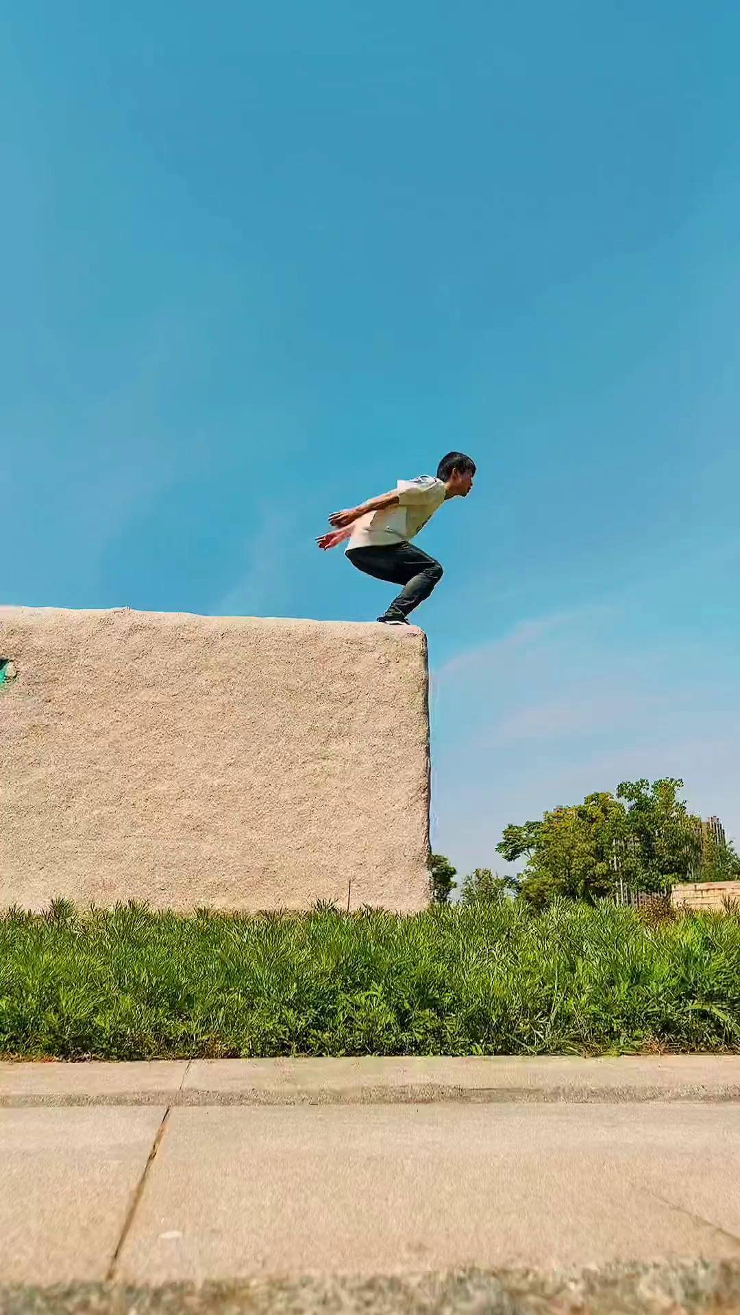 跑酷选手在比赛中展现惊险动作夺冠