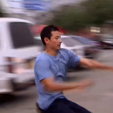 跑酷选手在比赛中展现惊险动作夺冠