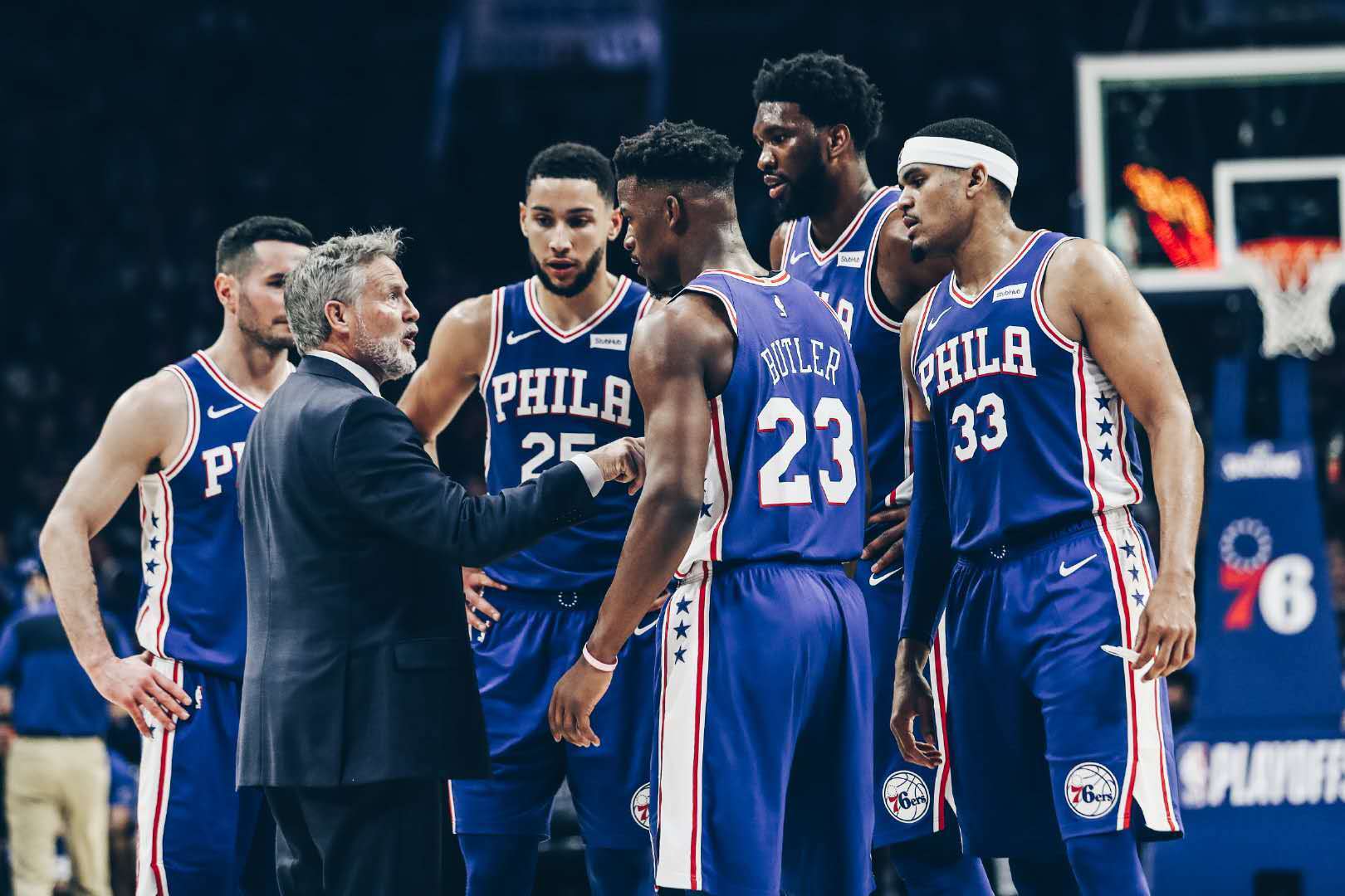 76人翻盘马刺,乔治带队取胜 76人翻盘马刺,乔治带队取胜