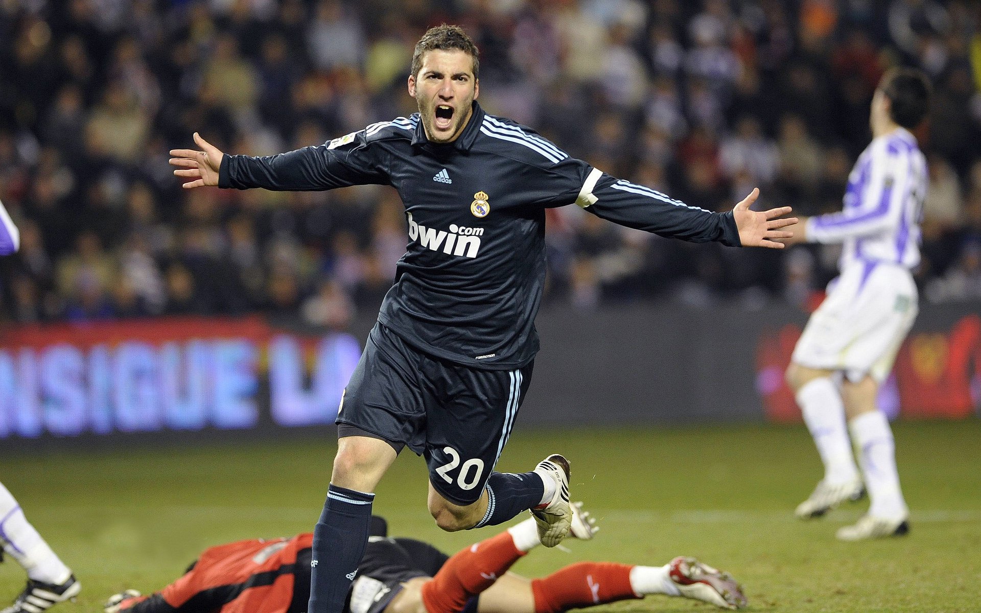 跨界战神，当勇士铁蹄踏破活塞，伦纳德在英超赛场接管争冠之战